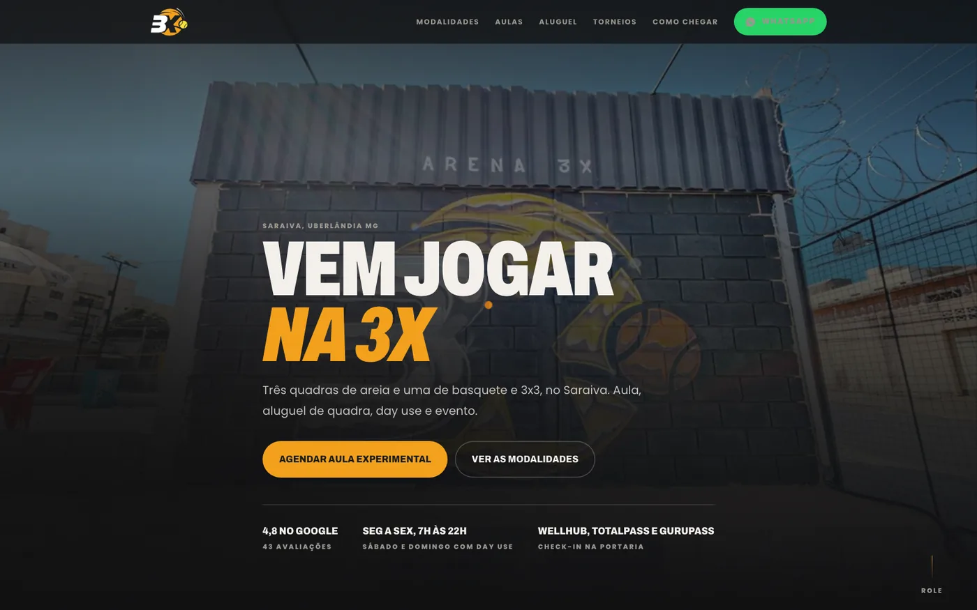 Primeira dobra do site da Arena 3X, com a foto da quadra ao fundo, o título Vem jogar na 3X e a linha de horários e avaliações.