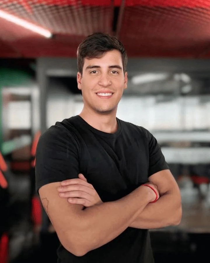 Ricardo Santos Mathia, o Kado, sorrindo, em foto de rosto e ombros com o céu ao fundo.